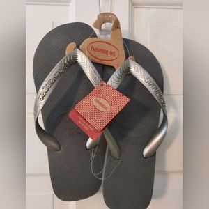 Havaianas NWT Silver and Black thong sandals Womens Size 9/10